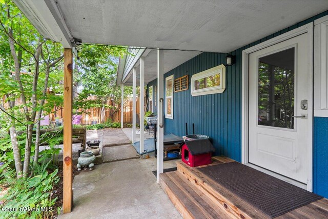 917 E Young Ave, Coeur Dalene, ID 83814 - view of patio with fence