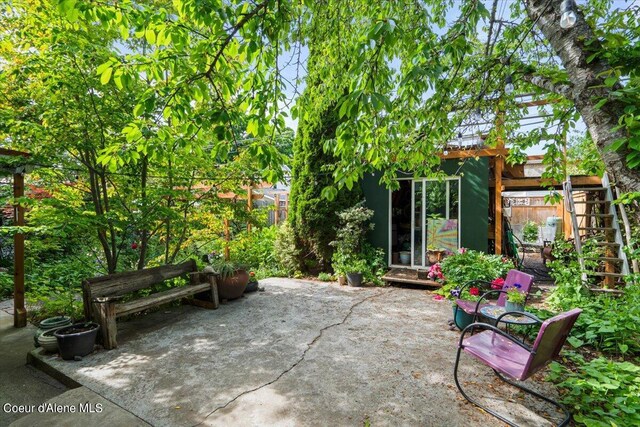 917 E Young Ave, Coeur Dalene, ID 83814 - view of patio / terrace featuring fence