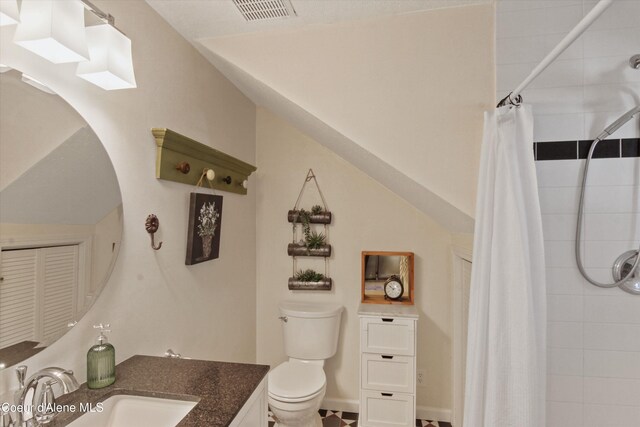 419 N Park Dr, Coeur Dalene, ID 83814 - full bath featuring lofted ceiling, visible vents, toilet, vanity, and tiled shower