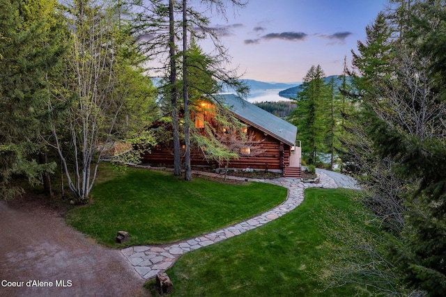 view of yard with a mountain view