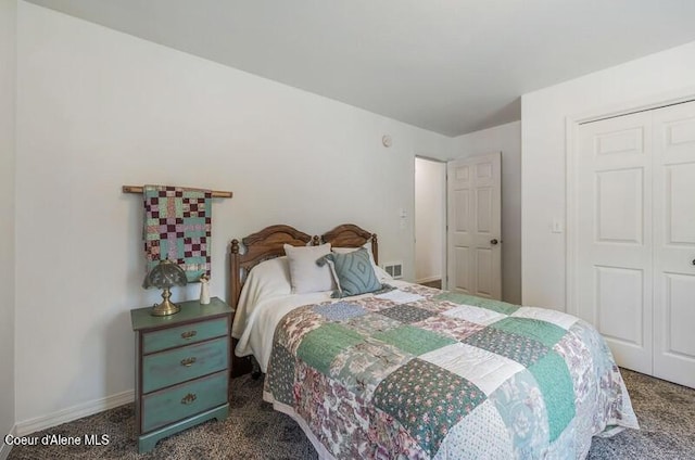 bedroom featuring carpet flooring, a closet, baseboards, and visible vents
