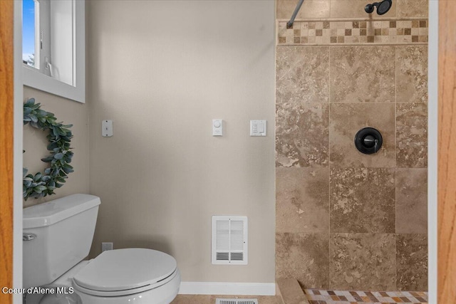 3677 S Capeview Ct, Coeur Dalene, ID 83814 - bathroom featuring toilet, baseboards, visible vents, and tiled shower