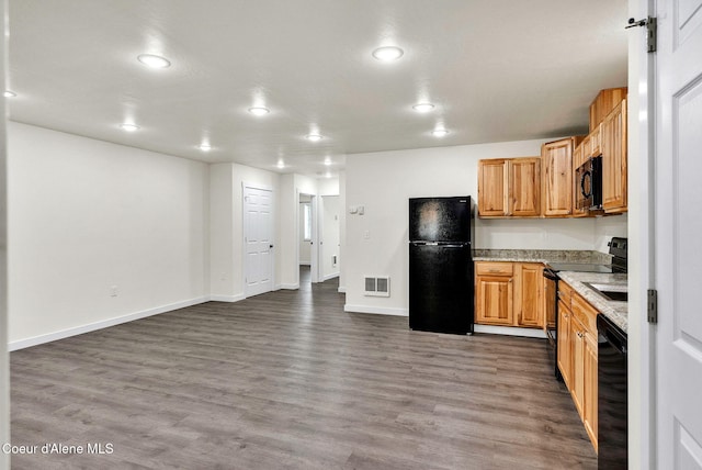 1119 Elm Dr, Saint Maries, ID 83861 - kitchen featuring recessed lighting, dark wood-type flooring, black appliances, visible vents, and baseboards