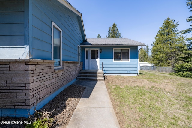 view of front of property featuring fence and a front lawn