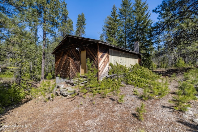 view of outdoor structure featuring an outbuilding