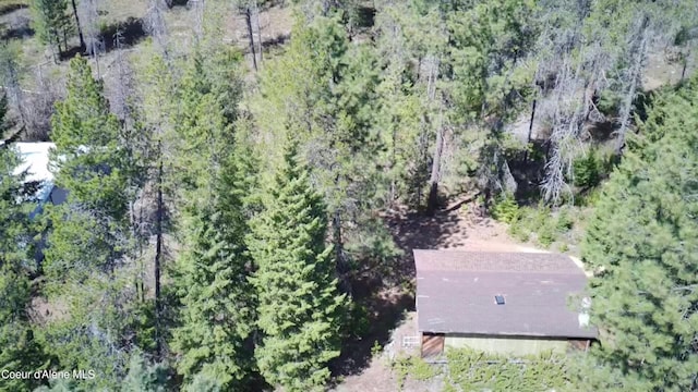 bird's eye view featuring a wooded view