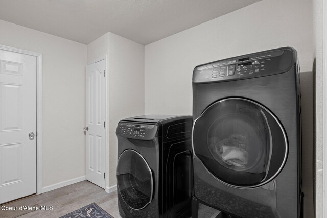 3515 N 7th St, Coeur Dalene, ID 83815 - clothes washing area featuring washing machine and dryer and baseboards