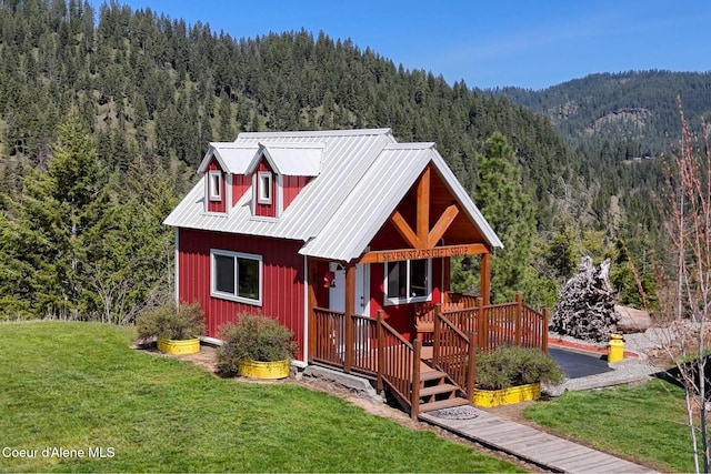 2885 S Folsom Ridge Rd, Coeur Dalene, ID 83814 - view of front of property featuring a view of trees, a front lawn, a porch, and metal roof