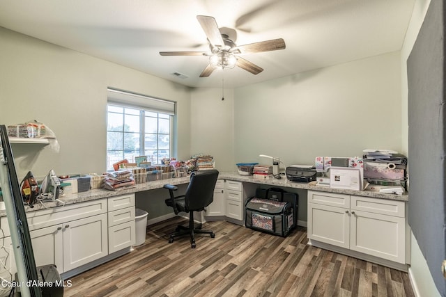 office space featuring visible vents, wood finished floors, ceiling fan, and built in study area