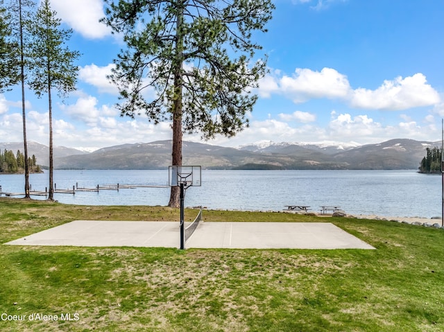 water view featuring a mountain view