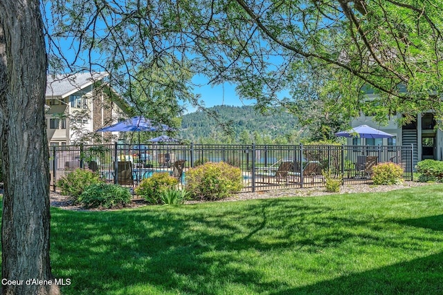 view of yard with fence and a mountain view
