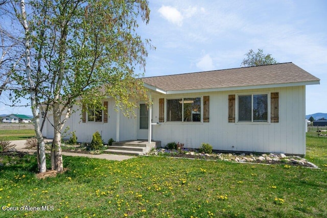 ranch-style house featuring a front yard
