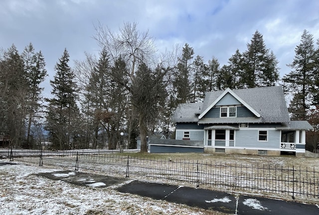 6990 Denver St, Bonners Ferry, ID 83805 - view of front of house featuring a fenced front yard and roof with shingles