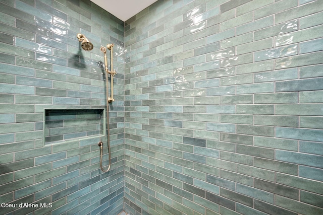 bathroom featuring a tile shower