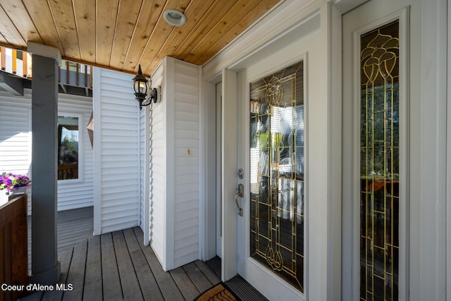 entrance to property featuring covered porch