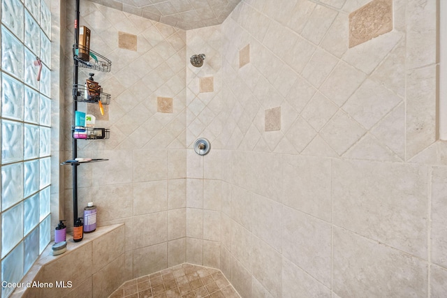 bathroom featuring tiled shower