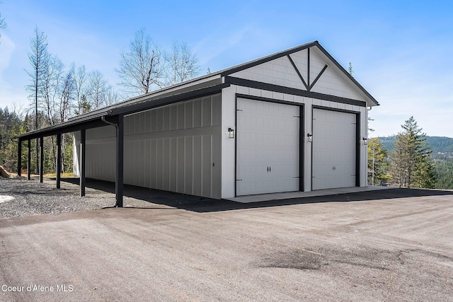 view of outdoor structure featuring an outbuilding
