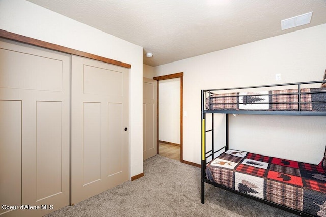 635 E Valley St, Oldtown, ID 83822 - unfurnished bedroom featuring baseboards, carpet, a closet, and visible vents