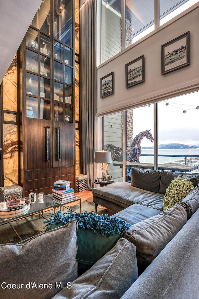 412 Sandpoint Ave Unit 332, Sandpoint, ID 83864 - living room featuring a towering ceiling