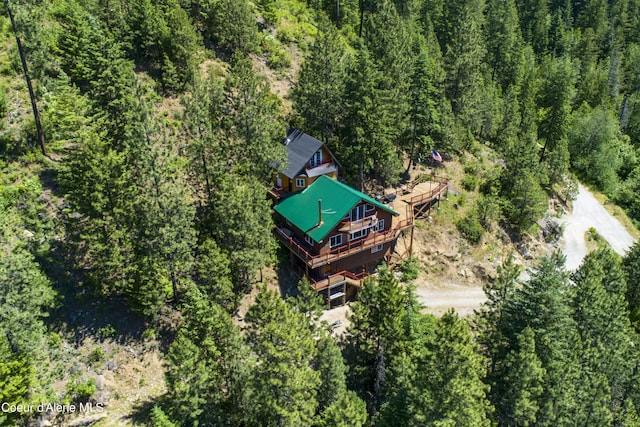 bird's eye view featuring a wooded view