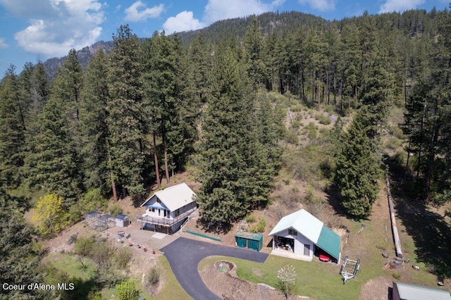 birds eye view of property featuring a wooded view
