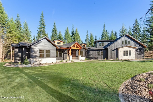 view of front of home featuring a front yard