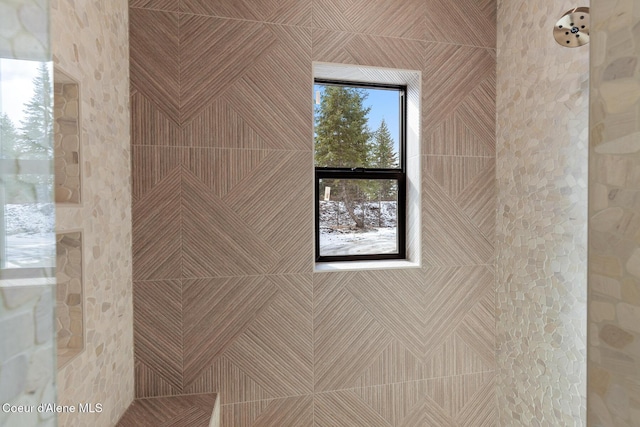 details featuring tiled shower