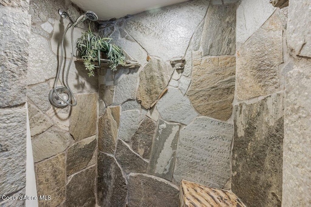 room details featuring tiled shower