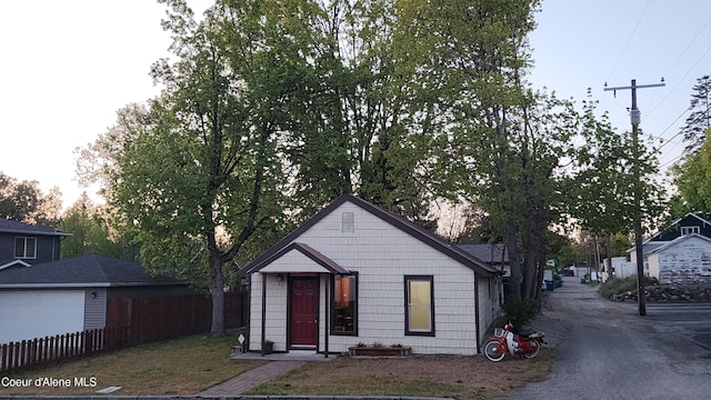 bungalow featuring fence