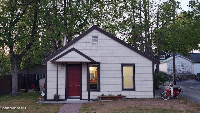 bungalow featuring fence