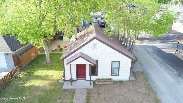view of front of house with fence and a front lawn
