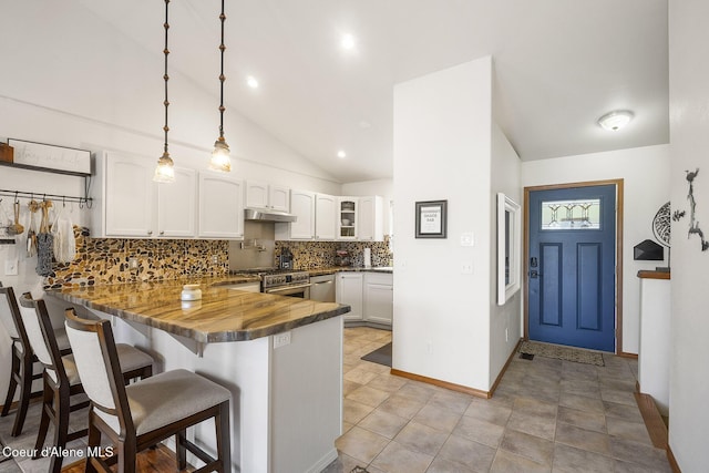 19820 S Alcan Rd, Coeur Dalene, ID 83814 - kitchen featuring stainless steel appliances, a peninsula, under cabinet range hood, backsplash, and a kitchen bar