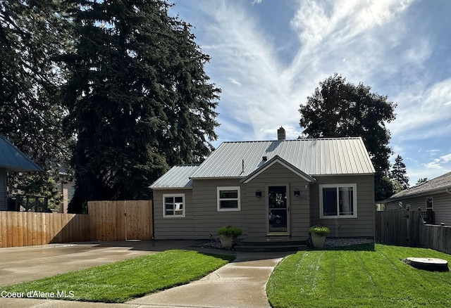 822 E Wallace Ave, Coeur Dalene, ID 83814 - bungalow-style home featuring fence, metal roof, and a front lawn