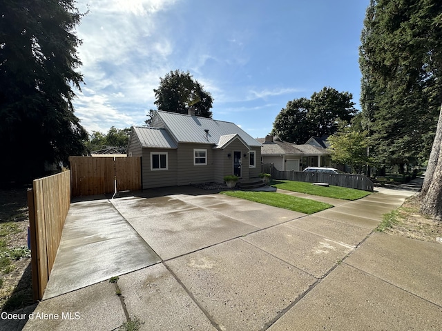 822 E Wallace Ave, Coeur Dalene, ID 83814 - view of front facade with fence and metal roof