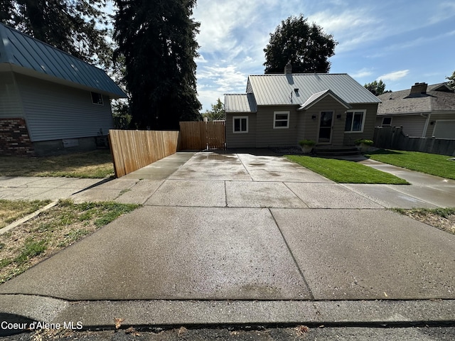 822 E Wallace Ave, Coeur Dalene, ID 83814 - view of front of home with a front lawn, fence, driveway, and metal roof