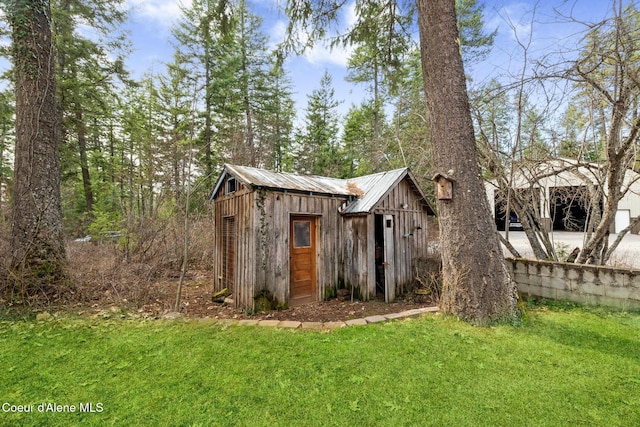view of outdoor structure with an outbuilding