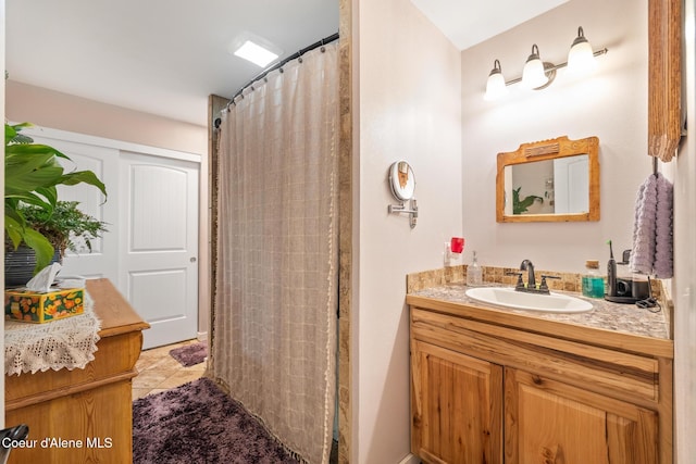 full bathroom featuring tile patterned floors, a shower with shower curtain, and vanity