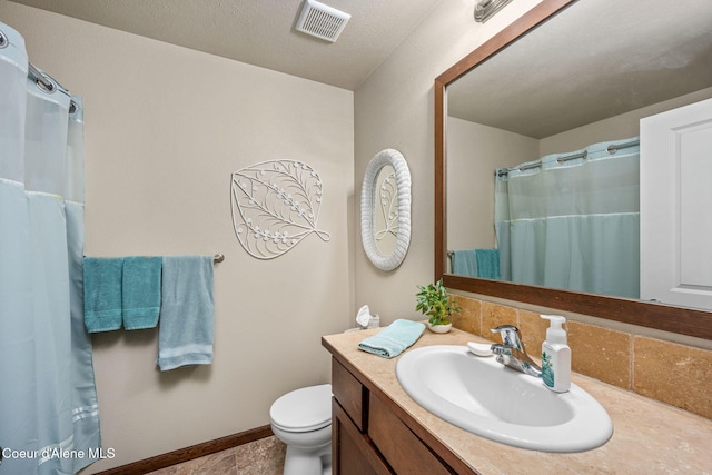 full bath featuring visible vents, a shower with curtain, toilet, and vanity