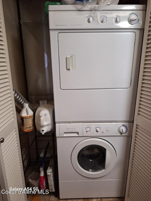 368 E Whispering Pines Ln # 6, Coeur Dalene, ID 83815 - washroom with stacked washer / drying machine and laundry area