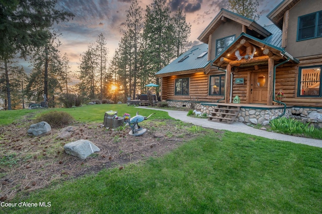 view of yard at dusk