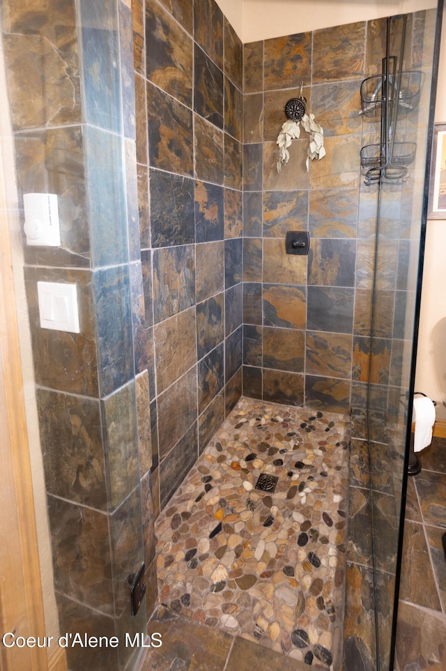 full bathroom featuring a tile shower