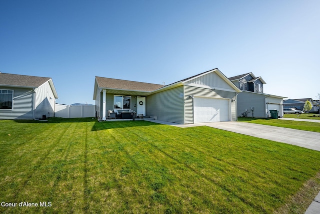 view of front of property featuring fence, an attached garage, driveway, and a front yard
