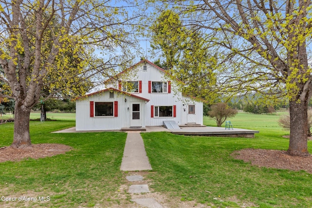 view of front facade featuring a front yard