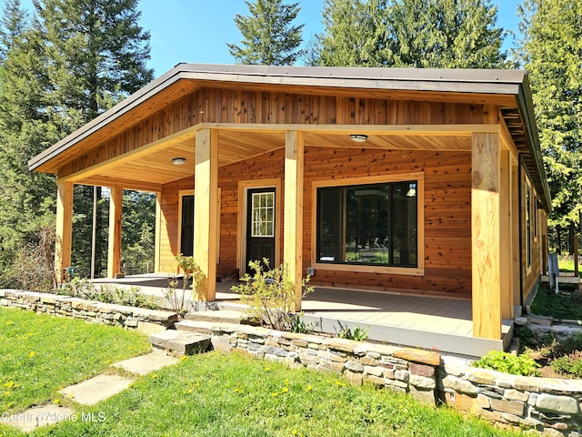 view of front of property with a front lawn