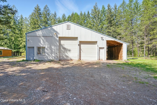 garage featuring dirt driveway and a garage