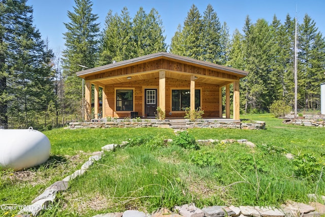 view of front of property featuring a front lawn
