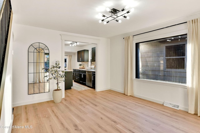 513 Mission Ave, Kellogg, ID 83837 - interior space featuring a chandelier, light wood-style floors, visible vents, and baseboards