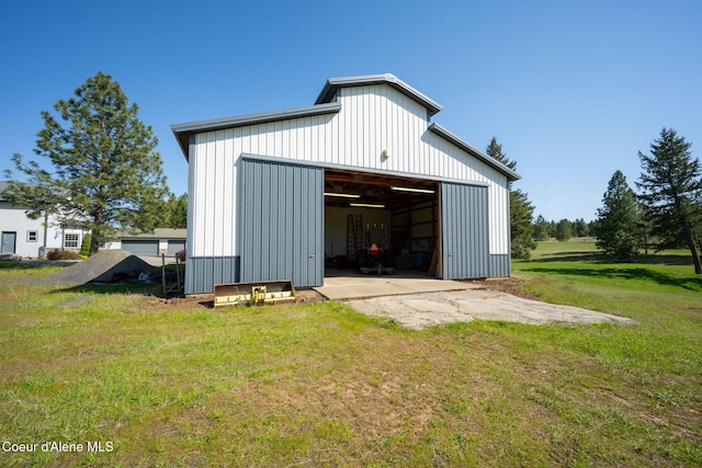 view of detached garage