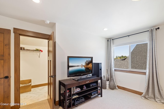 living area featuring carpet, baseboards, and recessed lighting