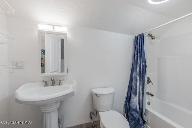 9727 W E St, Worley, ID 83876 - full bath with shower / tub combo with curtain and toilet